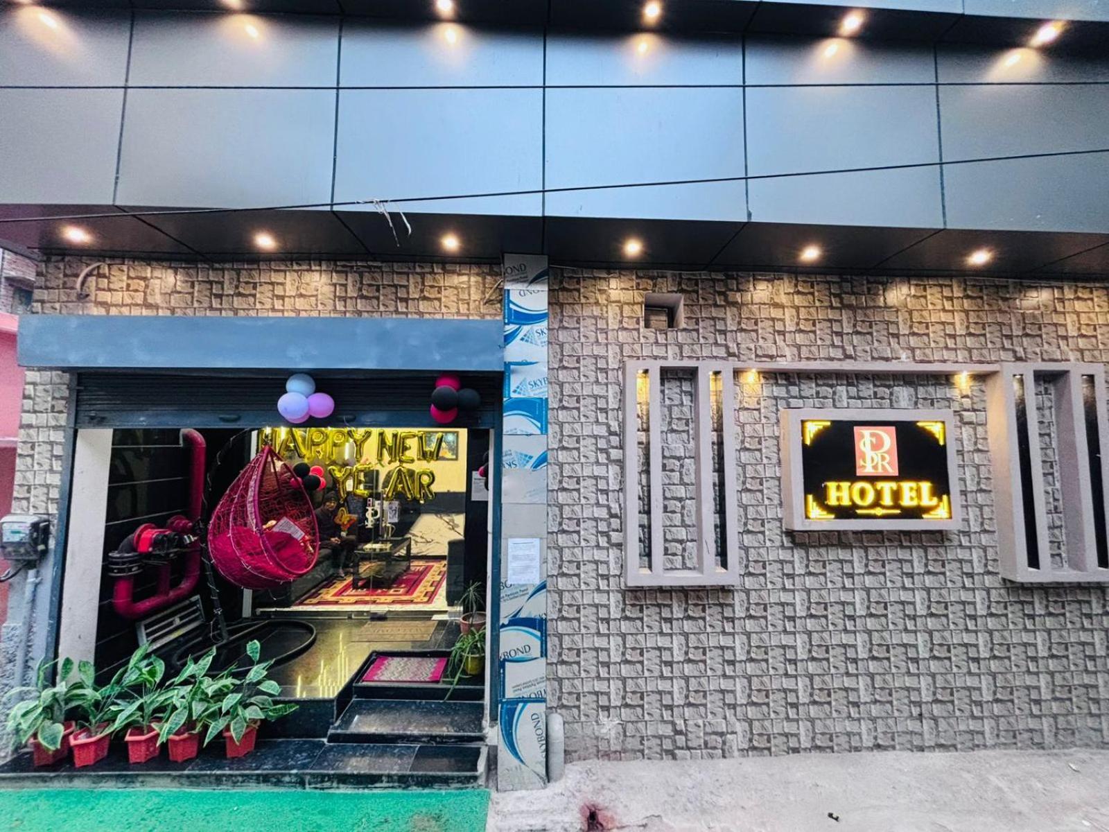 Hotel Ps Residency Варанаси Екстериор снимка