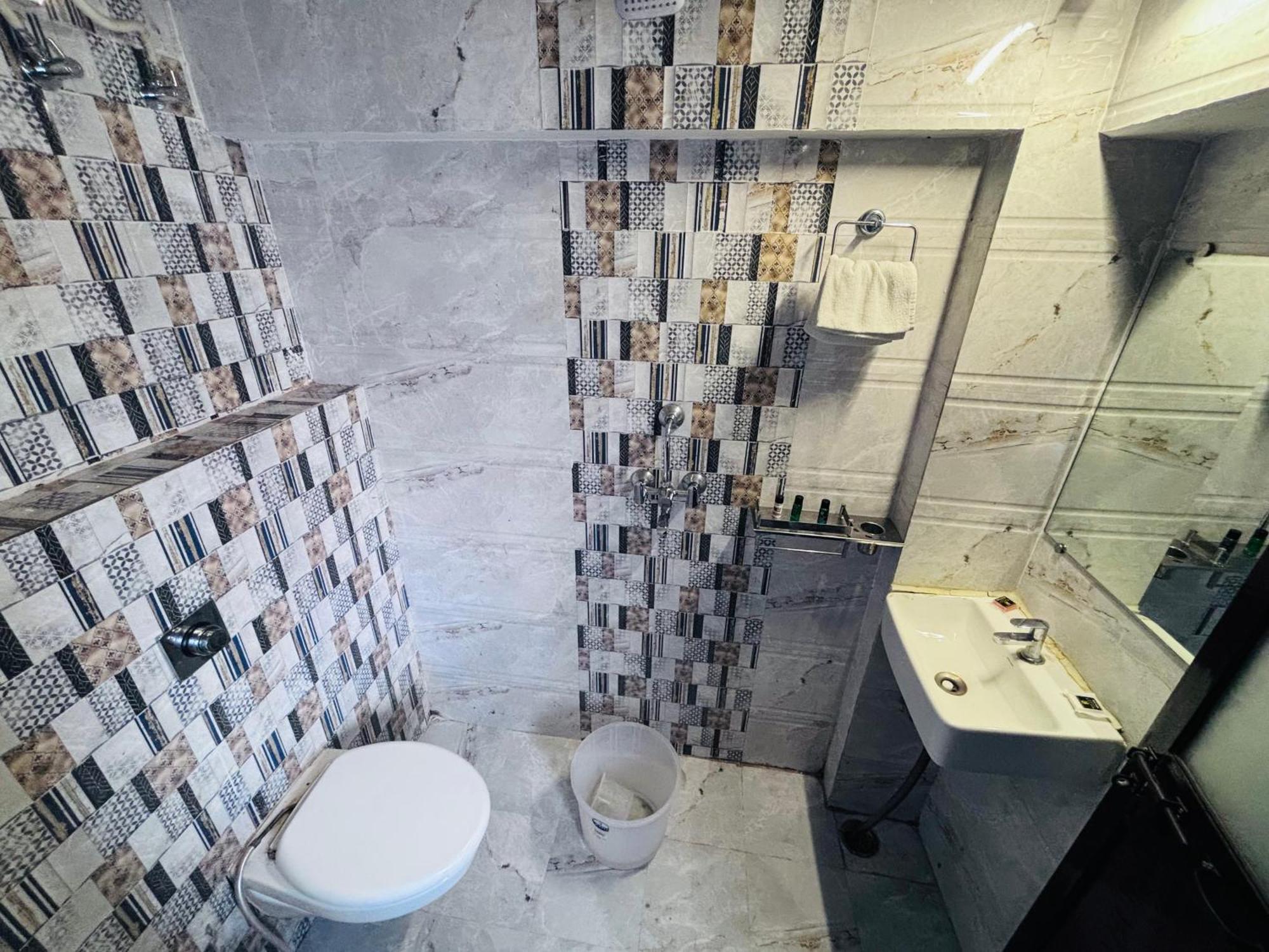 Hotel Ps Residency Варанаси Екстериор снимка