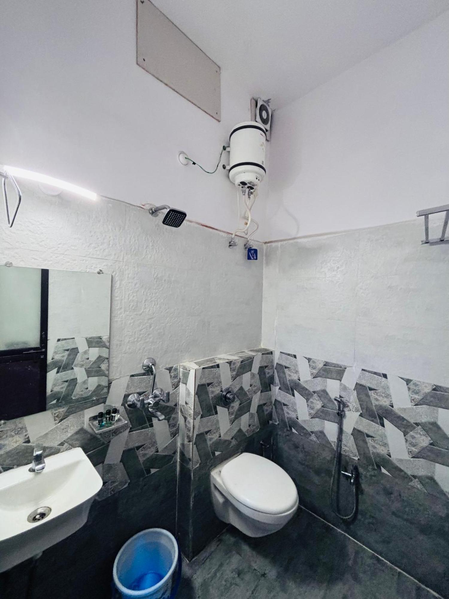 Hotel Ps Residency Варанаси Екстериор снимка